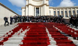 Des membres du mouvement Extinction Rebellion déversent du faux sang sur les marches du Trocadéro à Paris pour alerter contre le déclin accéléré de la biodiversité, le 12 mai 2019