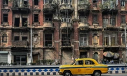 Un taxi Ambassador dans une rue de Calcutta, le 24 janvier 2025 en Inde