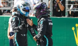 Le Finlandais Valtteri Bottas (Mercedes, g), félicité par son coéquipier britannique Lewis Hamilton aprÚs avoir décroché la pole position à la veille du GP d'Autriche, le 4 juillet 2020 à Spielberg