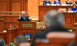 Le Premier ministre roumain sortant Ilie Bolojan au Parlement à Bucarest le 5 mai 2026