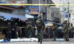 Des policiers et soldats sur les lieux d'un double attentat contre la cathédrale de Jolo, le 27 janvier 2019 aux Philippines