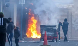 Une départ de feu sur un bâtiment du centre de Belfast pendant une manifestation anti-immigrés, le 9 juin 2026, en Irlande du Nord