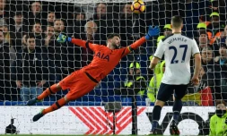 Le gardien international français de Tottenham Hugo Lloris tente d'arrêter un tir face à Chelsea, à Stamford Bridge, le 26 novembre 2016