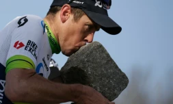 Mathew Hayman savoure sa victoire dans la 114e édition de Paris-Roubaix, le 10 avril 2016