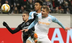 Le milieu Serbe de l'Eintracht Francfort Mijat Gacinovic (g) Ă la lutte avec les Marseillais Boubacar Kamara (c) et Tomas Hubocan en Ligue Europa, le 29 novembre 2018 Ă Francfort