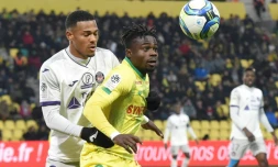 Le défenseur de Toulouse Kelvin Amian Adou (g) au marquage sur l'attaquant de Nantes Moses Simon, le 1er décembre 2019 à Nantes 