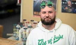 Gene Grozovskiy, le fondateur de Green Tours, photographié le 24 janvier 2019, une société qui emmène les visiteurs dans les coulisses de l'industrie du cannabis, à Los Angeles, en Californie