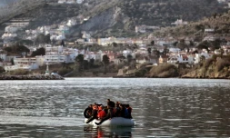 Des migrants et des réfugiés arrivent en canoë sur l'ßle grecque de Lesbos depuis la Turquie, le 23 février 2016 à Mytilene