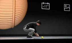 Le patron de l'électronique chez Samsung Hyun-Suk Kim présente Ballie, un robot de maison tout rond, à la veille de l'ouverture du CES 2020 au grand public