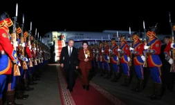 Le président russe Vladimir Poutine, accompagné du ministre mongol des Affaires étrangères Battsetseg Batmunkh, à l'aéroport d'Oulan-Bator le 2 septembre 2024