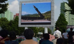 Des Nord-Coréens regardent le lancement d'un missile sur un écran géant à Pyongyang, le 4 juillet 2017