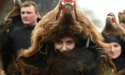 Une femme vêtue d'une peau d'ours dans les rues de Comanesti, en Roumanie, le 30 décembre 2015