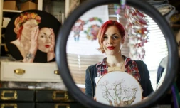 L'artiste allemande Jess de Wahls dans son atelier de broderie, à Londres, le 8 mars 2019