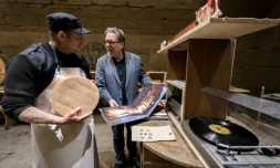 Le fromager Beat Wampfler et le directeur de la filiÚre musique de la Haute école des arts de Berne Michael Harenberg s'entretiennent, le 19 octobre 2018 à Berthoud, en Suisse