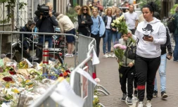 Des fleurs pour rendre hommage à Peter R. de Vries dans le centre d'Amsterdam, aux Pays-Bas, mort le 15 juillet 2021