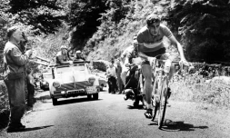 Le cycliste espagnol Federico Bahamontes lors d'une étape du Tour de France 1958, prÚs de Toulouse