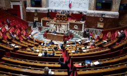 Des députés votent un amendement lors d'un débat sur la prolongation de l'état d'urgence sanitaire à l'Assemblée nationale, à Paris le 8 mai 2020