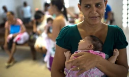 Une mÚre avec son bébé souffrant de de microcephalie, le 27 janvier 2016 à l'hÎpital Sociais Irma Dulce à Salvador au Brésil
