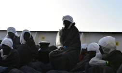 Des migrants à bord du bateau "Aquarius" de l'ONG SOS Méditerranée, après une opération de sauvetage au large de la Libye le 24 mai 2016
