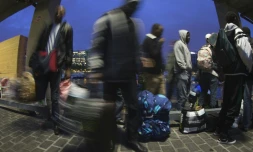 Des migrants évacués le 17 septembre 2015 à Paris du campement installé devant la gare d'Austerlitz