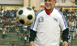 La légende du football allemand Gerd Muller le 21 janvier 2009 dans le stade de Siliguri en Inde lors d'une rencontre amicale entre le FC Bayern et une séléction locale de joueurs. 