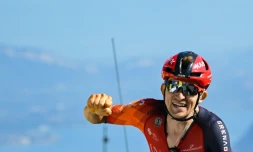 Le cycliste polonais d'Ineos-Grenadiers Michal Kwiatkowski à l'arrivée de la 13e étape du Tour de France remportée au Grand Colombier (Jura) le 14 juillet 2023