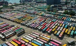 Des bus garés dans un parking le 1er novembre 2021 à Hong Kong où la fréquentation touristique est plombée par les restrictions sanitaires