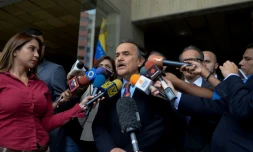 Omar Estacio, l'avocat du chef de l'opposition, Antonio Ledezma, parle à la presse à l'extérieur du bâtiment de la Cour suprême à Caracas le 1er août 2017