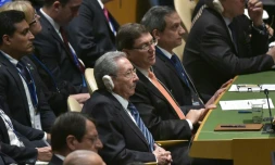 Le président cubain Raul Castro (c) écoute Barack Obama lors de son discours à la tribune de l'ONU à New York, le 28 septembre 2015