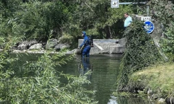 Un plongeur de la gendarmerie à la recherche de traces de Maëlys, fillette de 9 ans disparue à Pont-de-Beauvoisin, dans l'est de la France, le 29 août 2017