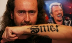 Xavier Samson, un fan de Johnny montre son tatouage au nom de son idole Smet, le 5 décembre, chez lui à Caen