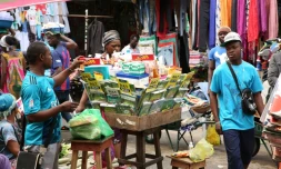 Les étals d'un marché de rue à Libreville, le 31 janvier 2018 au Gabon