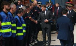 Le président Emmanuel Macron en visite au poste de commandement central des pompiers, pendant un incendie dans la forêt de Fontainebleau, le 16 juillet 2026 à Noisy-sur-Ecole, en Seine-et-Marne