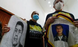 Les parents d'une victime posent près de son portrait lors d'une audience de la Juridiction spéciale pour la Paix, à Ocana, en Colombie, le 26 avril 2022