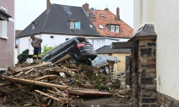 Un homme à côté de débris empilés et de voitures endommagées dans une rue de Bad Neuenahr-Ahrweiler, dans l'ouest de l'Allemagne, le 16 juillet 2021