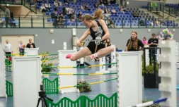 Une participante concourt dans la catégorie saut d'obstacles des Championnats finlandais de cheval bùton dans l'arÚne sportive de SeinÀjoki, le 15 juin 2024