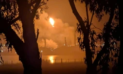 La raffinerie Viva Oil de Geelong, en Australie, en proie aux flammes le 16 avril 2026