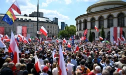 Le candidat à la présidentielle, Rafal Trzaskowski (c, arrière-plan), maire pro-UE de Varsovie et membre de la Coalition civique, s'adresse à ses partisans lors d'un rassemblement de campagne à Varsovie, le 25 mai 2025, une semaine avant le deuxième tour des élections