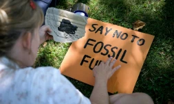 Une militante du climat prépare une pancarte lors de la journée de clôture du sommet "Smile for Future", le 9 août 2019 à Lausanne