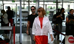 Gisèle P., suivie de son fils Florent P, arrive à la cour criminelle de Vaucluse, le 5 septembre 2024 à Avignon