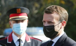Le président Emmanuel Macron salue les autorités locales durant une visite au col du Perthus à la frontière franco-espagnole le 5 novembre 2020