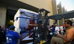 Un des camions décharge les premières pièces du trésor de Toutankhamon au nouveau musée du Caire, le 23 mai 2017