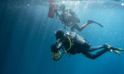 Deux archéologues plongent vers la grotte Cosquer, au large de Marseille, le 27 avril 2022
