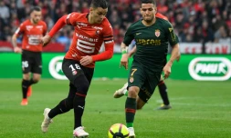 L'attaquant du Stade Rennais Hatem Ben Arfa (g) poursuivi par le milieu de Monaco Rony Lopes, le 1er mai 2019 Ă Rennes