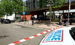 Des policiers devant l'école de Souffelweyersheim, dans le Bas-Rhin, aprÚs que deux fillettes ont été blessées dans une attaque au couteau, le 18 avril 2024