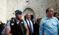 L'ancien ministre des Affaires étrangÚres Avigdor Lieberman (au centre) à Jérusalem le 9 mars 2016