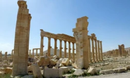 Photo prise le 27 mars 2016 des ruines de l'Arc de triomphe détruit par les jhadistes du groupe EI en octobre 2015 sur le site antique de Palmyre en Syrie  