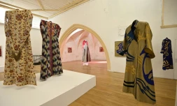 Des textiles et broderies de la styliste afghane Zolaykha Sherzad et des femmes de son atelier exposés à Arles, le 27 octobre 2023 dans les  Bouches-du-Rhône