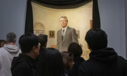 Les visiteurs du musée Smithsonian National Portrait Gallery contemplent un portrait de Norman Rockwell de l'ancien président américain Jimmy Carter dans le bureau ovale de la Maison Blanche, drapé d'un drap de deuil noir, à Washington, aux Etats-Unis, le 30 décembre 2024