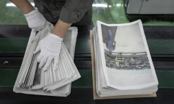 Un employĂ© emballe l'Ćuvre du photographe Kazuma Obara, "The Newspaper", Ă Kumiyama, dans la prĂ©fecture de Kyoto, au Japon, le 19 mars 2026